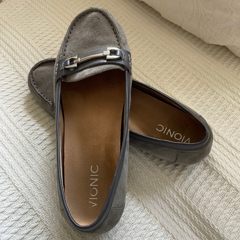 Vionic gray suede metallic horse bit driving moccasins